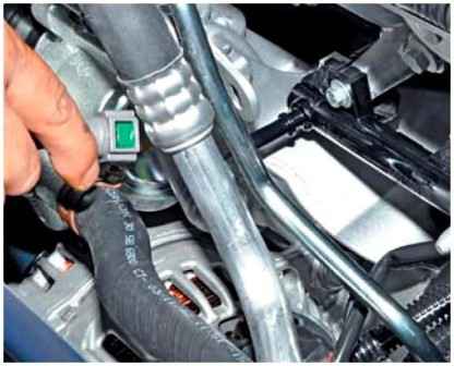Como quitar riel de combustible e inyectores de un Nissan Almera