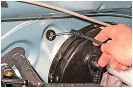 How to replace throttle cable for Nissan Almera