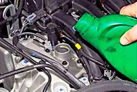 Revisión y cambio de aceite en un motor Nissan Almera