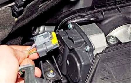 Removing the K4M Nissan Almera engine throttle assembly
