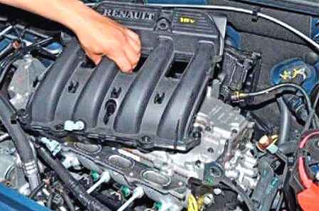 Removing the K4M engine receiver of a Nissan Almera car