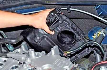 Extracción del receptor del motor K4M de un automóvil Nissan Almera
