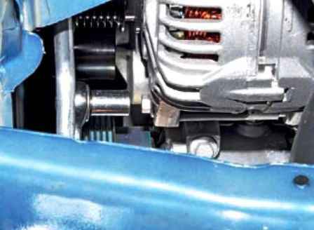 Removing the alternator of the K4M Nissan Almera engine
