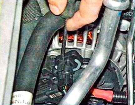 Extracción del alternador del motor K4M Nissan Almera