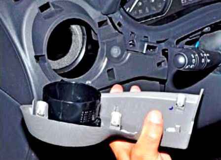 Extracción del cuadro de instrumentos de un Nissan Almera