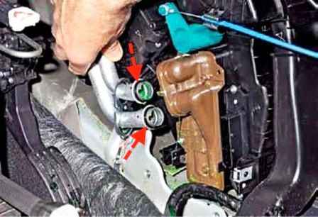Removing the heater elements of a Nissan Almera car