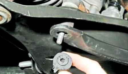 How to remove the front suspension stabilizer bar Nissan Almera