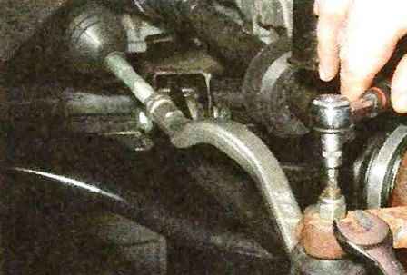 Replacing the tie rod and outer tie rod end Nissan Almera