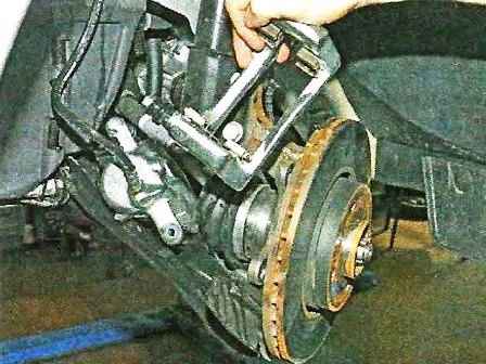 Replacing the front wheel brake disc Nissan Almera