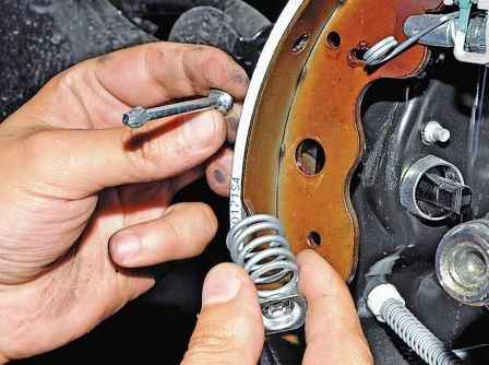 How to replace Nissan Almera brake pads