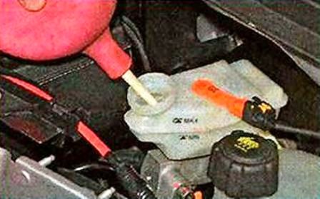 Replacing the brake and vacuum master cylinder Nissan Almera