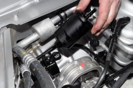 Замена дополнительного топливного фильтра Renault Duster