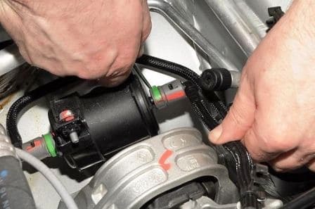 Cómo comprobar la compresión del motor y la presión de combustible de un Renault Duster