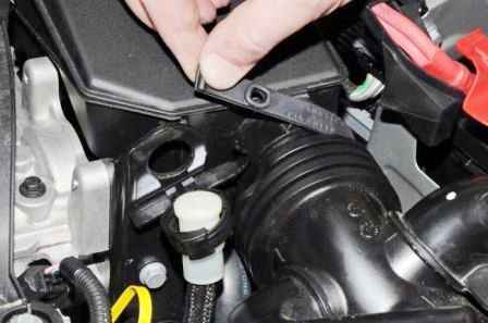 Extracción del elemento del filtro de aire y la carcasa Renault Duster