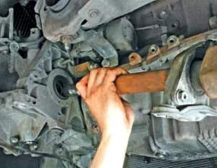 Replacing the Renault Duster engine sump gasket