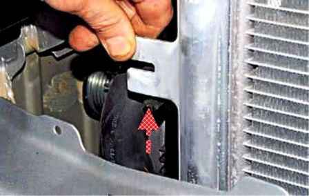 Extracción e instalación del radiador del sistema refrigeración Renault Duster