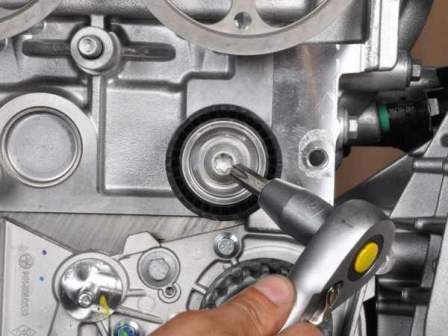 Checking and replacing the timing belt of a Renault Duster car