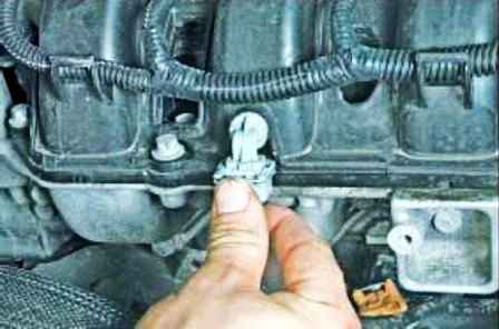 Removing and installing a Renault Duster engine