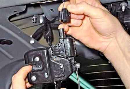 Removing the Renault Duster tailgate lock