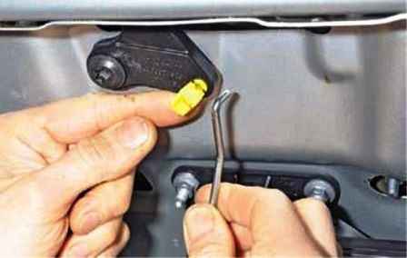 Removing the Renault Duster tailgate lock
