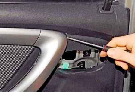 Як зняти оббивку задніх дверей Renault Duster