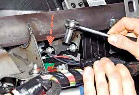 Removing the elements of the Renault Duster heater
