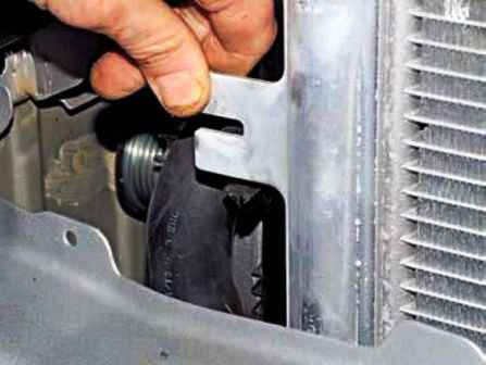 Removing the Renault Duster air conditioner condenser