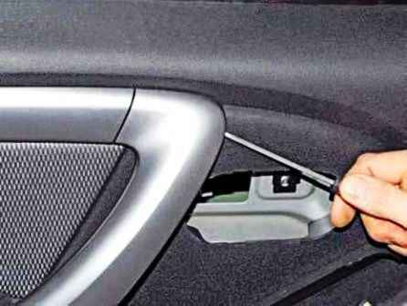 Снятие обивки передней двери Renault Duster