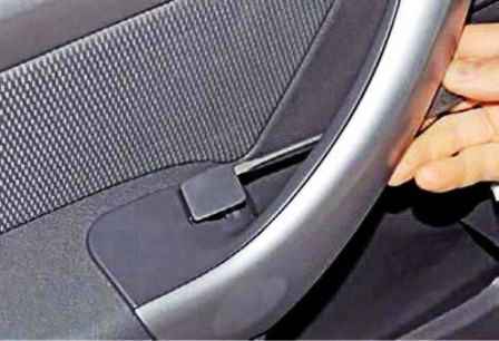 Снятие обивки передней двери Renault Duster