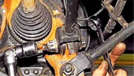 Extracción de elementos de la suspensión trasera de un Renault Duster 4x4