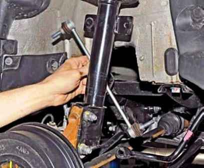 Removing elements of the rear suspension of a 4x4 Renault Duster