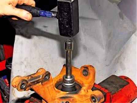 Replacing the front wheel hub bearing Renault Duster