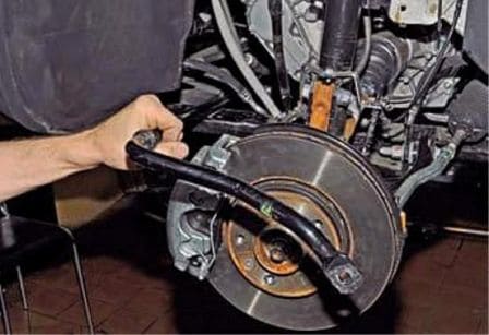 Заміна вузлів передньої підвіски Renault Duster