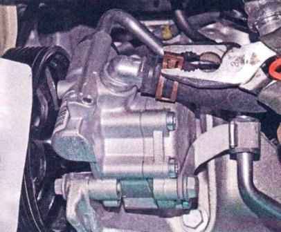Зняття насоса гідропідсилювач рульового управління Renault Duster