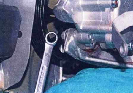 Зняття насоса гідропідсилювач рульового управління Renault Duster