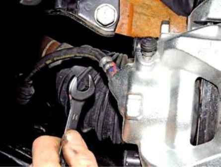 Замена элементов передних тормозов Renault Duster