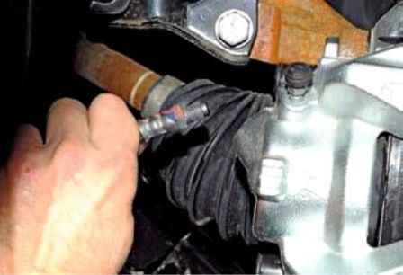 Замена элементов передних тормозов Renault Duster