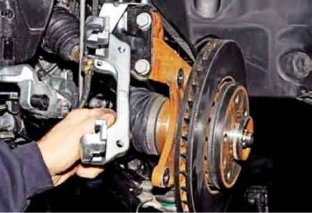 Replacing Renault Duster front brake elements