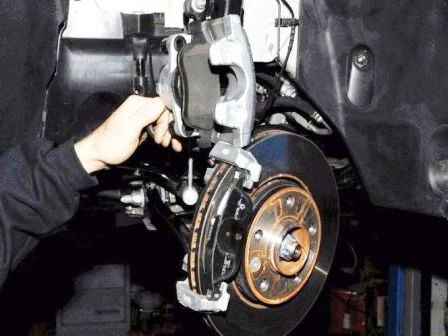 Замена колодок тормозных механизмов передних колес Рено Дастер