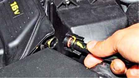 Замена вакуумного усилителя и обратного клапана тормозов Рено Дастер