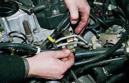 Cómo quitar el riel de combustible y el regulador del motor VAZ-2112
