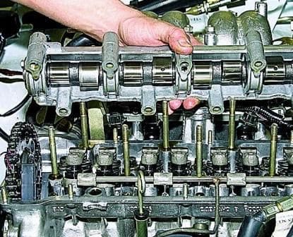 Removing the cylinder head of the VAZ-2123 engine
