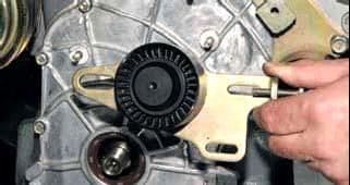 Removal and fault finding of timing drive parts for VAZ-2123 engine