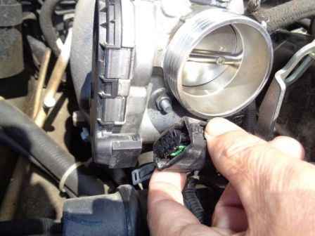 How to remove and install the throttle assembly with electric drive VAZ-2123