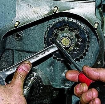 Removal and fault detection of the gear and shaft of the oil pump drive VAZ-2123