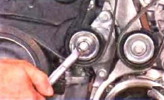 Reemplazo de la correa del alternador de un motor Lada Largus K4M de automóvil