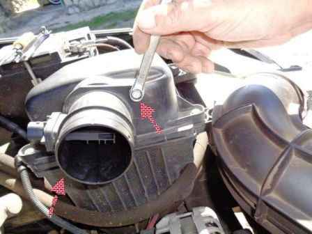 How to remove and install the air filter VAZ-2123