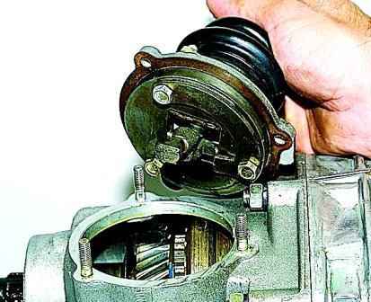 Removing and dismantling the gear selection mechanism of the VAZ-2123 gearbox