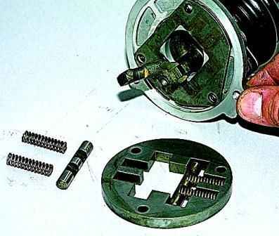 Removing and dismantling the gear selection mechanism of the VAZ-2123 gearbox