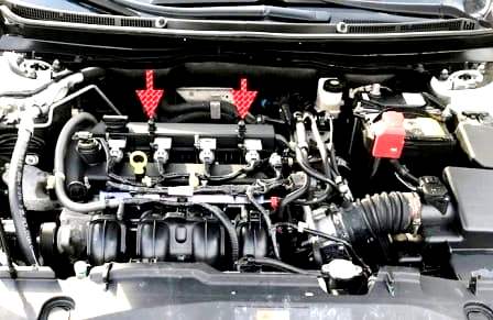 Extracción de la carcasa decorativa y guardabarros del motor del automóvil Mazda 6